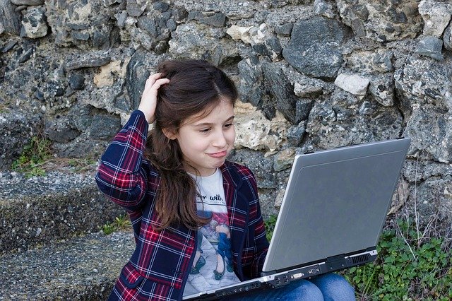 Pourquoi est-il important d'initier les enfants à l'informatique très tôt?
