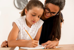 soutien scolaire aider son enfant à faire ses devoirs